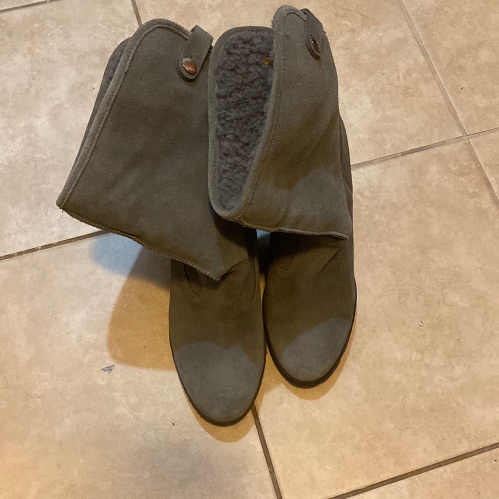 Ugg’s women’s suede boots in gray. Slightly used but in great condition size 7.